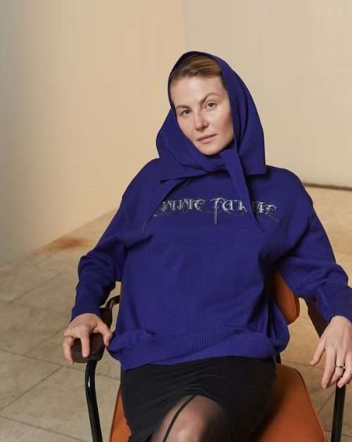 «Снимите это немедленно»: ненакрашенная Рената Литвинова примерила косынку