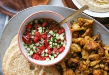 Яскравий салат з помідорів та огірків: свіжа середземноморська класика