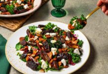 Салат з беконом і фініками: швидкий варіант класичної закуски