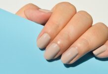 Péče o kůžičku: Dermatologův průvodce zdravými nehty