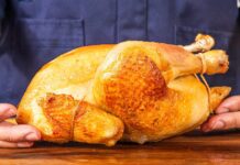 Чи варто мити сиру курку? Ось що насправді говорить наука