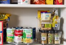 Рішення хаосу в коморі за 15 доларів: як проста поворотна підставка допомагає боротися з безладом і псуванням продуктів