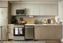 Прихована небезпека на вашій кухні: чому не варто вішати рушники на духовку