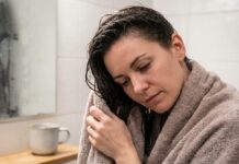Миття волосся вранці чи вночі: який режим дійсно рятує кучері?